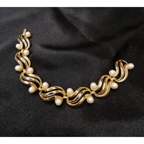 Vintage TRIFARI 1960s Gold-Tone Bracelet With Faux Pearls - Picture 2 of 6